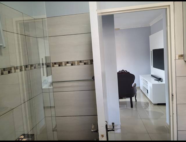 2 BEDROOM FLAT TO LET IN ESSENWOOD